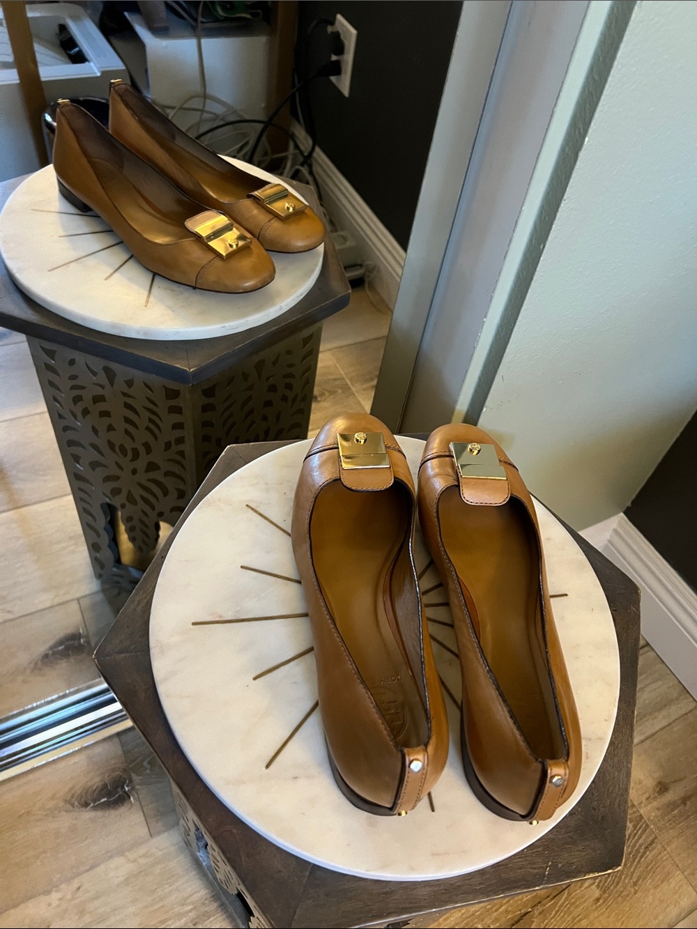 🛑 1 hour sale. Tory Burch Tan Leather Ballet Flats with Gold Buckle 9 - Picture 10 of 10